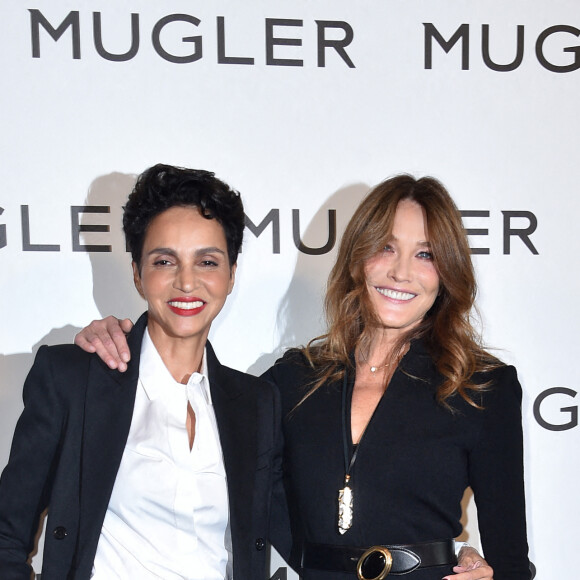 Farida Khelfa et Carla Bruni-Sarkozy au photocall de l'exposition "Thierry Mugler: couturissime" au Musée des Arts Décoratifs (MAD) à Paris le 28 septembre 2021. 