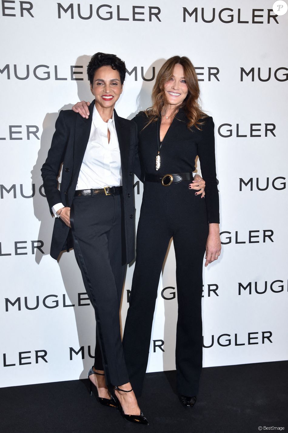 Farida Khelfa et Carla Bruni-Sarkozy au photocall de l'exposition