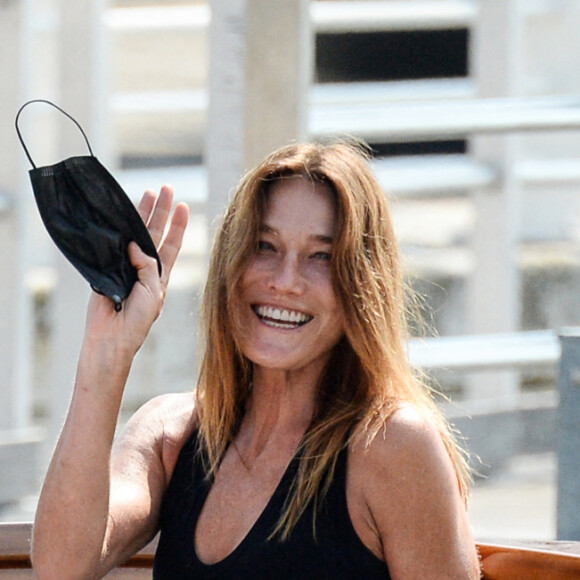 Carla Bruni arrive à Venise le 31 août 2021. 