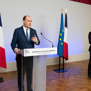 Le premier ministre Jean Castex et Olivier Véran, ministre de la santé - Le premier ministre et le ministre de la santé dévoilent les nouvelles mesures de restriction contre la Covid-19 le 20 janvier 2022.