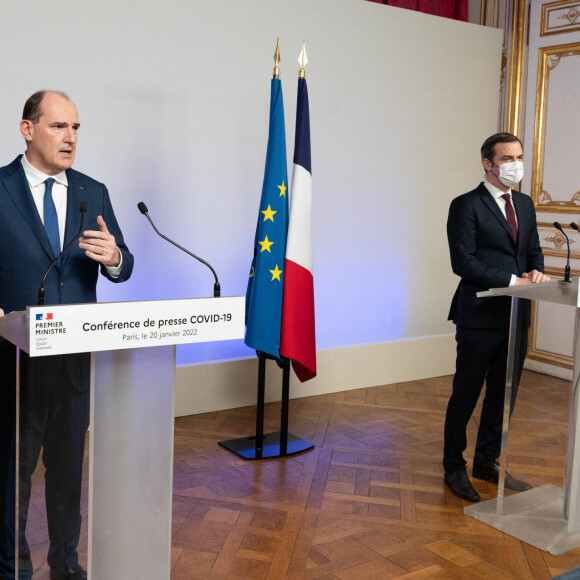 Le premier ministre Jean Castex et Olivier Véran, ministre de la santé - Le premier ministre et le ministre de la santé dévoilent les nouvelles mesures de restriction contre la Covid-19 le 20 janvier 2022.