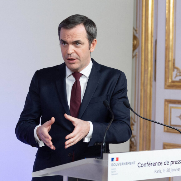 Olivier Véran, ministre des solidarités et de la santé dévoilant les nouvelles mesures de restriction contre la Covid-19