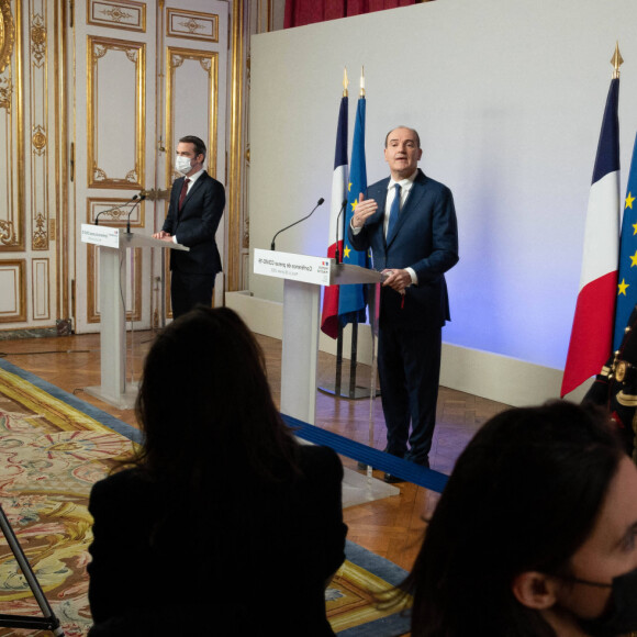 Le premier ministre Jean Castex et Olivier Véran, ministre de la santé - Le premier ministre et le ministre de la santé dévoilent les nouvelles mesures de restriction contre la Covid-19 le 20 janvier 2022.