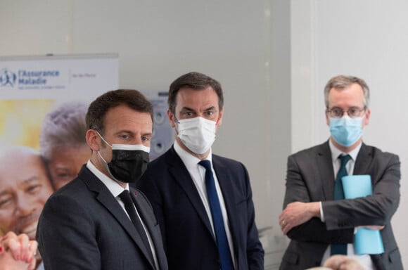 Emmanuel Macron, président de la République française, Olivier Véran, ministre des Solidarités et de la Santé et Thomas Fatome, directeur général de l'Assurance Maladie - Dans le cadre de l'accélération de la campagne vaccinale et dans la continuité des annonces faites la semaine dernière à Valenciennes, le président de la République visite à la CPAM de Créteil (94), France, le 29 mars 2021, en présence du ministre des Solidarités et de la Santé.