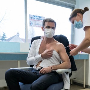 Olivier Véran, ministre de la santé, reçoit une injection du vaccin AstraZeneca au centre hospitalier de Melun le 8 février 2021