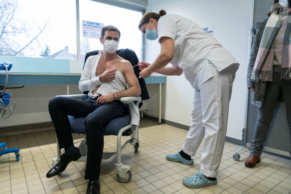 Olivier Véran, ministre de la santé, reçoit une injection du vaccin AstraZeneca au centre hospitalier de Melun le 8 février 2021