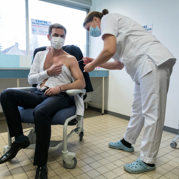 Olivier Véran, ministre de la santé, reçoit une injection du vaccin AstraZeneca au centre hospitalier de Melun le 8 février 2021