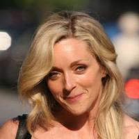 L'actrice Jane Krakowski de 30 Rock et Ally McBeal s'est fiancée !