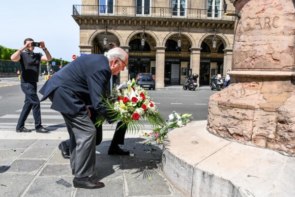 Exclusif - Jean-Marie Le Pen, sans masque, a déposé une gerbe de fleurs devant la statue de Jeanne d'Arc de la place des Pyramides à Paris. Le 16 mai 2020 © Jean-René Santini / Bestimage