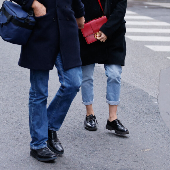 François Vincentelli et sa compagne Alice Dufour - Arrivées aux obsèques de Thierry Mugler au temple protestant de l'Oratoire du Louvre à Paris le 4 février 2022.