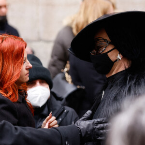 Cindy Sander - Sorties des obsèques de Thierry Mugler au temple protestant de l'Oratoire du Louvre à Paris le 4 février 2022.