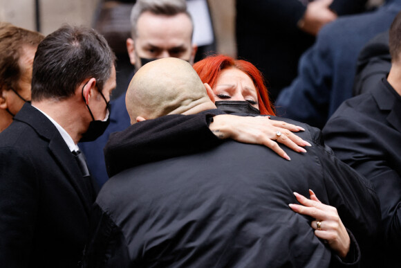 Cindy Sander et Krzysztof Leon Dziemaszkiewicz (compagnon du défunt) - Sorties des obsèques de Thierry Mugler au temple protestant de l'Oratoire du Louvre à Paris le 4 février 2022.