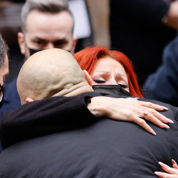 Cindy Sander et Krzysztof Leon Dziemaszkiewicz (compagnon du défunt) - Sorties des obsèques de Thierry Mugler au temple protestant de l'Oratoire du Louvre à Paris le 4 février 2022.