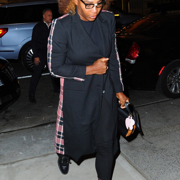 Serena Williams arrive au restaurant The Polo Bar pour dîner avec la duchesse de Sussex dans le quartier de Upper East Side à New York City, New York, Etats-Unis, le 19 février 2019.