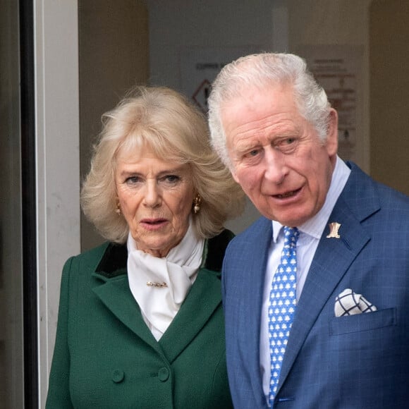 Le prince Charles, prince de Galles, Camilla Parker Bowles, duchesse de Cornouailles, et Catherine (Kate) Middleton, duchesse de Cambridge, arrivent pour une visite à la fondation Trinity Buoy Wharf, un site de formation pour les arts et la culture à Londres, Royaume Uni, le jeudi 3 février 2022.