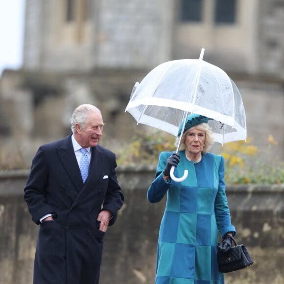 Le prince Charles, prince de Galles, et Camilla Parker Bowles, duchesse de Cornouailles, arrivent à la messe de Noël à la Chapelle Saint-George du château de Windsor, le 25 décembre 2021.