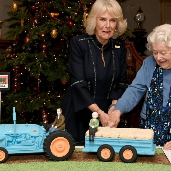 Camilla Parker Bowles, duchesse de Cornouailles, lors d'une réception pour célébrer le 70ème anniversaire de la série "The Archers" au palais Clarence House à Londres, en présence de de l'équipe. Le 7 décembre 2021.