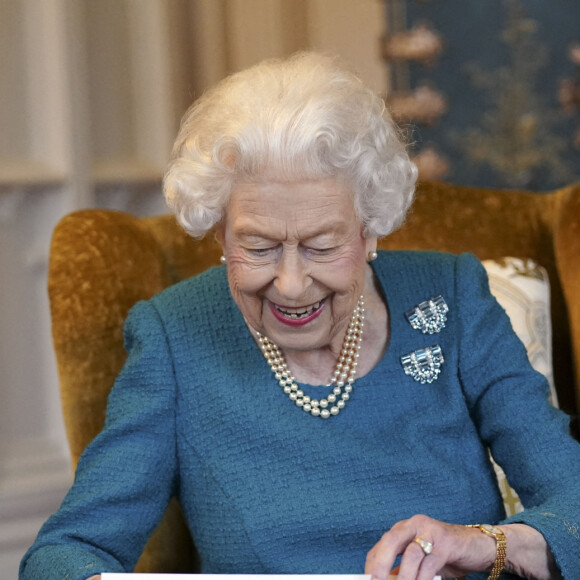 La reine Elisabeth II d'Angleterre va célébrer ce week-end (5-6 Février) son Jubilé de Platine - La reine Elisabeth II voit une exposition de souvenirs de ses jubilés d'or et de platine dans la salle Oak du château de Windsor
