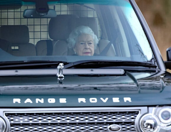 La reine Elisabeth II d'Angleterre en voiture aux alentours de sa résidence de Sandringham. Le 2 février 2022 © Imago / Panoramic / Bestimage 