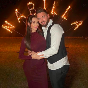 Nabilla dévoile son ventre arrondi. Elle est enceinte de son deuxième enfant.