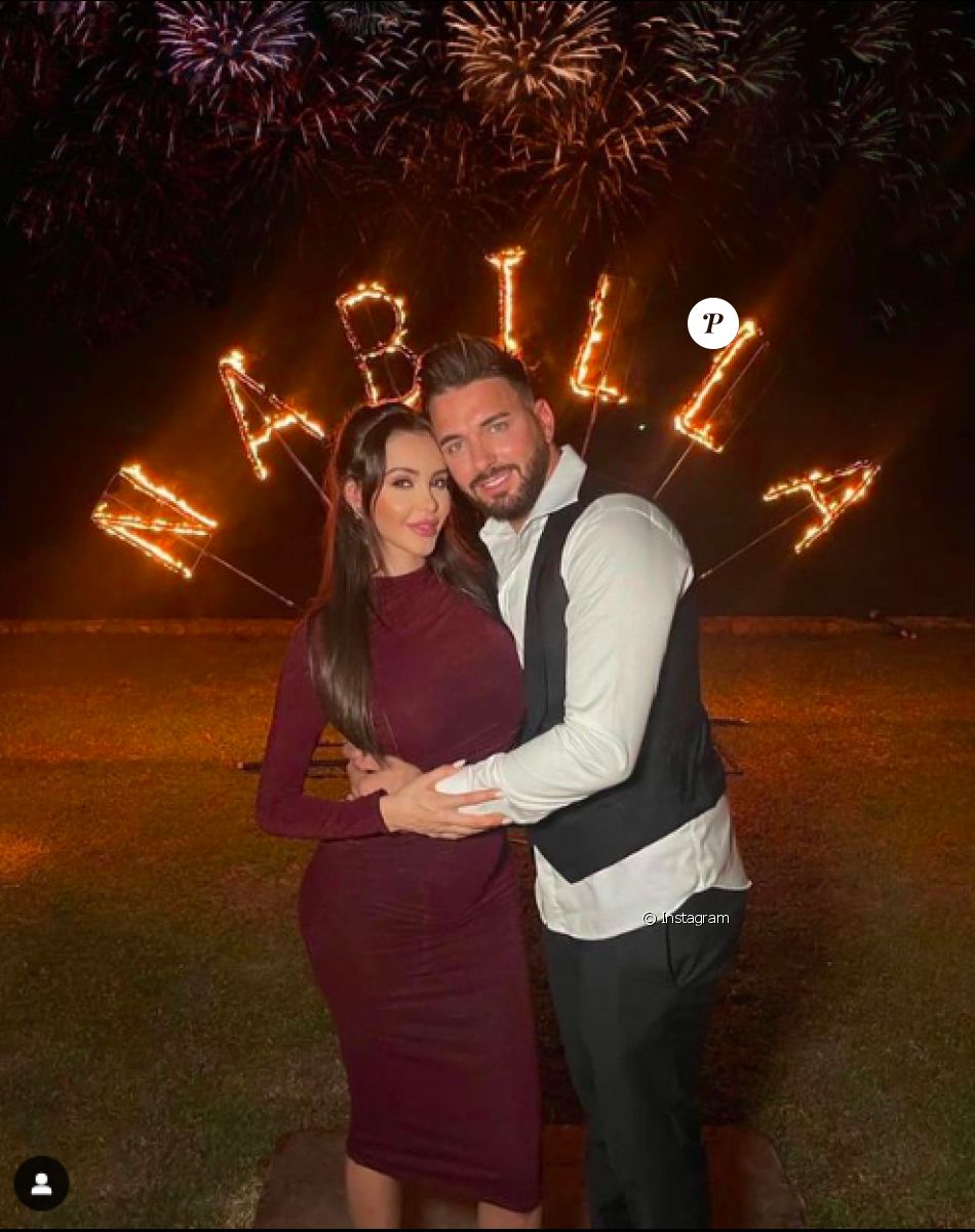 Nabilla dévoile son ventre arrondi. Elle est enceinte de son deuxième enfant.