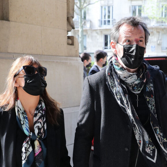 Jean-Luc Reichmann et sa femme Nathalie - Arrivées aux obsèques de Yves Rénier en l'église Saint-Pierre de Neuilly-sur-Seine. Le 30 avril 2021