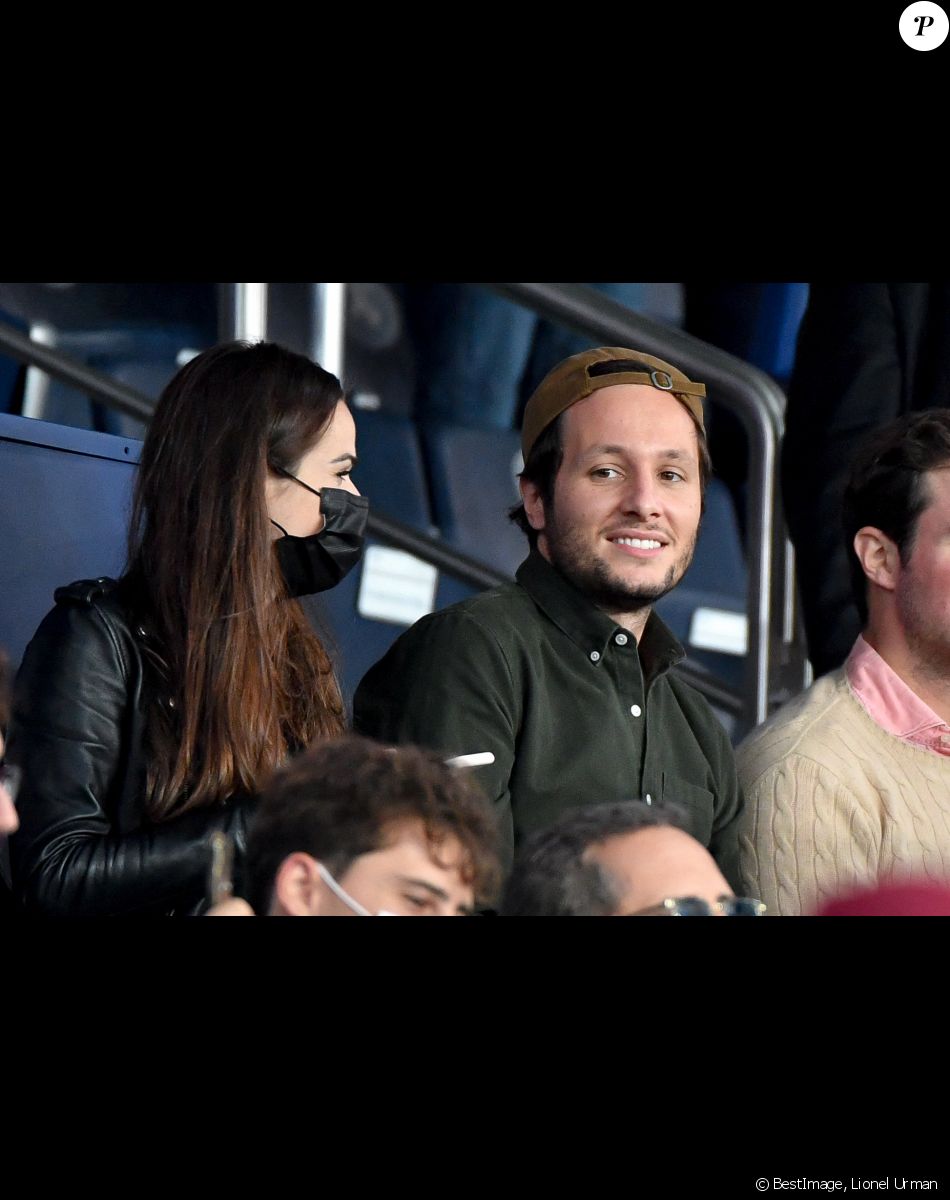 Vianney et sa compagne Catherine Robert (enceinte) - People en tribunes du match de football en ligue 1 Uber Eats : Le PSG (Paris Saint-Germain) remporte la victoire 2-1 contre Lyon au Parc des Princes à Paris le 19 septembre 2021. Lionel Urman/Panoramic/Bestimage