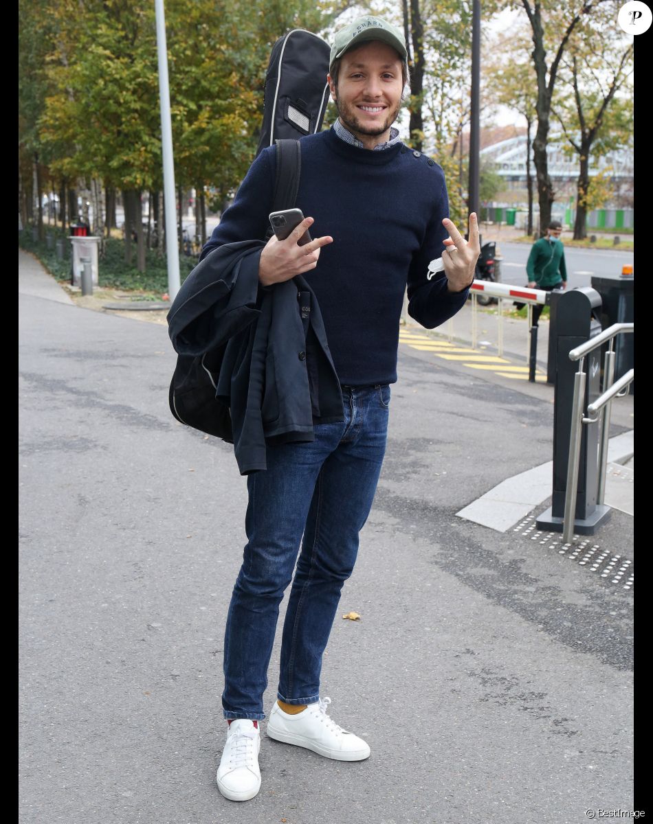Exclusif - Vianney à la sortie des studios de Radio France à Paris. Le 11 novembre 2020