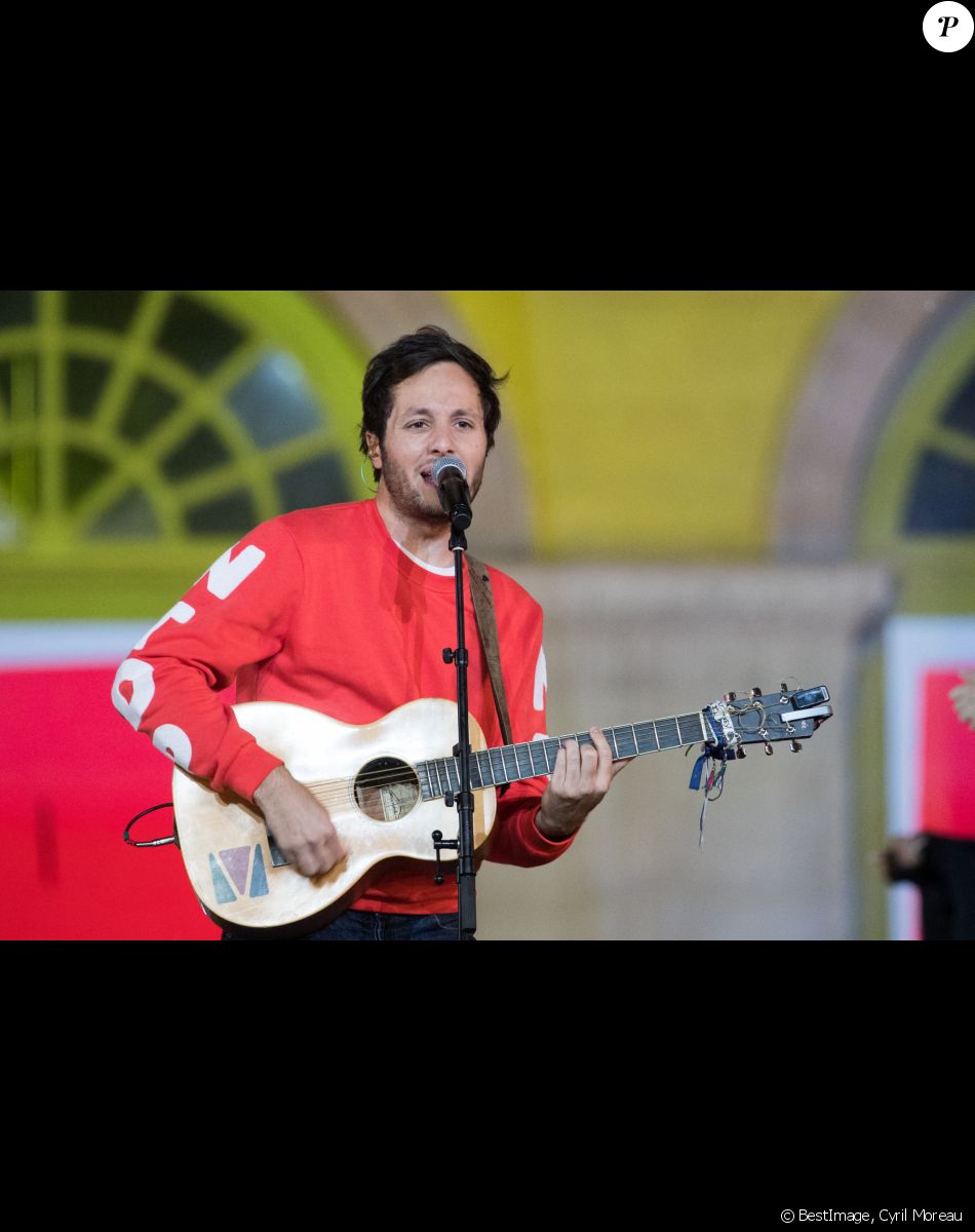 Exclusif - Vianney - Enregistrement de l'émission "La chanson de l'année" dans les jardins du Palais Royal à Paris, qui sera diffusée le 12 juin sur TF1. Le 11 juin 2020 © Cyril Moreau / Bestimage