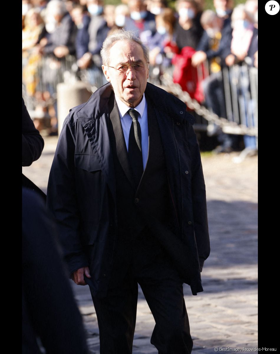 Claude Guéant - Arrivées à la messe funéraire en hommage à Bernard Tapie en l'église Saint-Germain-des-Prés à Paris.© Jacovides-Moreau / Bestimage