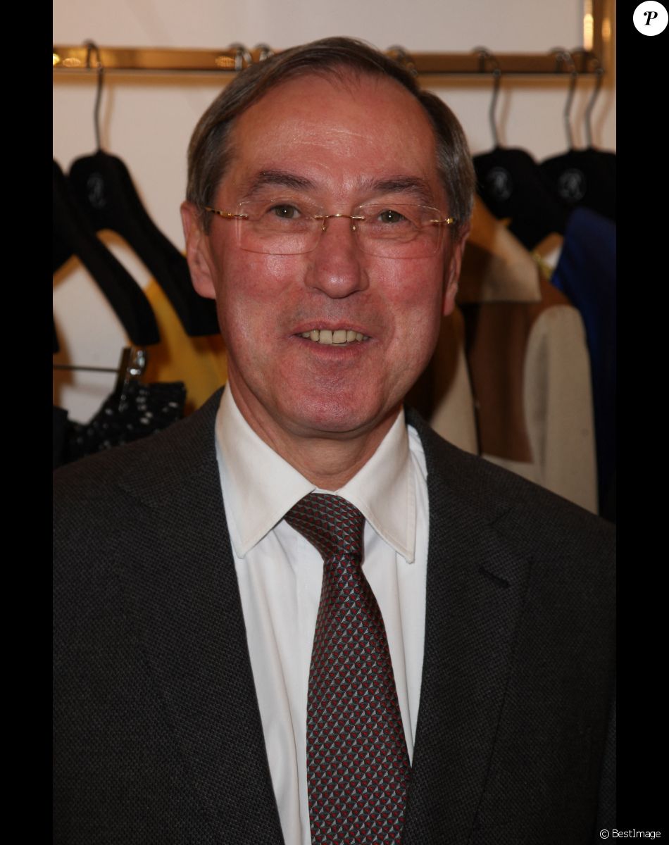Info - Claude Guéant remis en liberté, il sort de prison - Claude Gueant pose pour l'inauguration de l'ouverture de la première boutique Rowena Forrest à la galerie Royale Paris, France le 16 novembre 2012