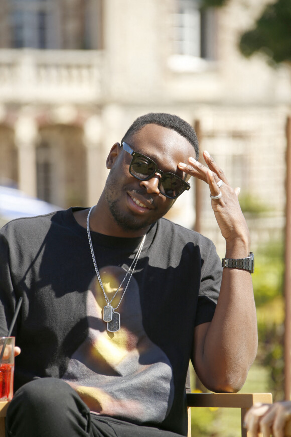 Dadju arrive sur le plateau de l'émission de Canal plus Laurent Weil La rencontre de cinéma dans les jardins du Grand Hotel de Cabourg Festival du film de Cabourg 35ème édition des journées romantiques, samedi 12 juin 2021. © Christophe Aubert via Bestimage