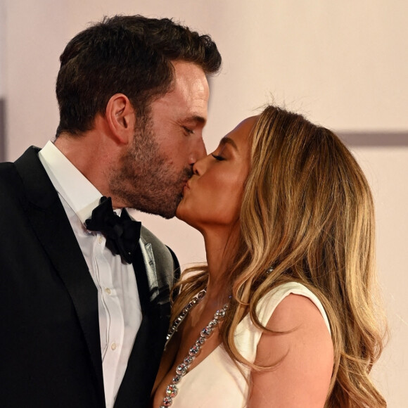 Ben Affleck et Jennifer Lopez affichent leur amour retrouvé sur le red carpet du film "The last Duel" lors du 78ème festival international du film de Venise, la Mostra.