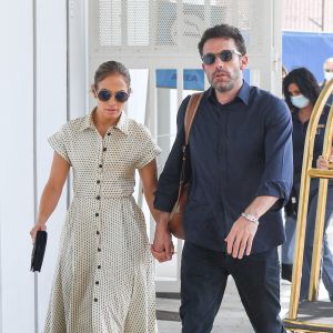Jennifer Lopez et Ben Affleck quittent Venise après la première du film The Last Duel pendant le 78ème festival international du film de Venise, la Mostra le 11 septembre 2021. 