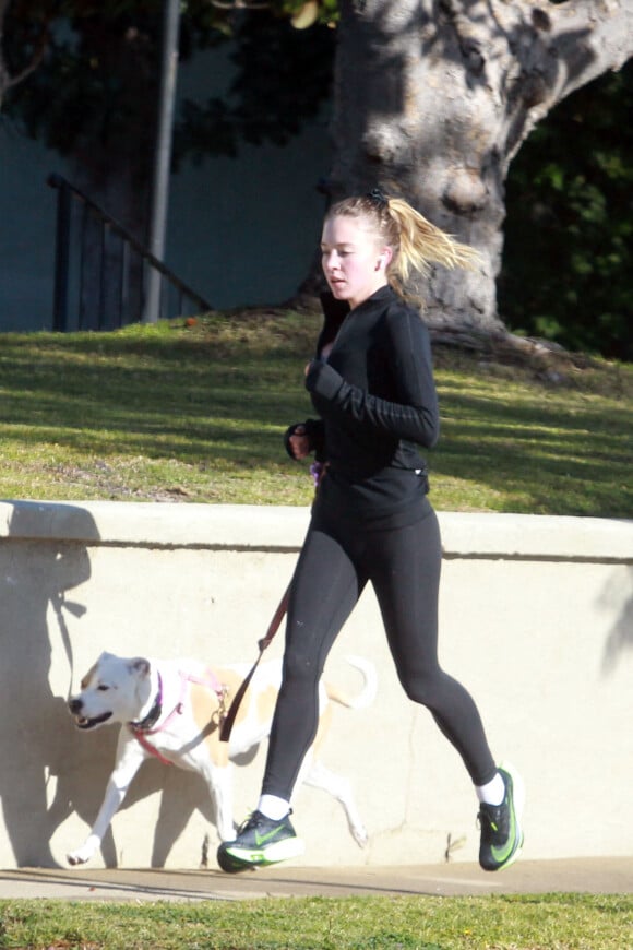 Sydney Sweeney promène son chien à Los Angeles le 8 janvier 2021. 