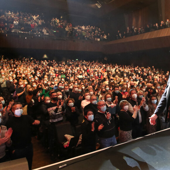 Laurent Gerra salut le public à la fin de son spectacle "Sans Modération", Salle Pleyel à Paris le 08 janvier 2022 © Bertrand Rindoff Petroff / Bestimage 