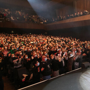 Exclusif - Laurent Gerra salut le public à la fin de son spectacle "Sans Modération", Salle Pleyel à Paris le 08 janvier 2022 © Bertrand Rindoff Petroff / Bestimage 