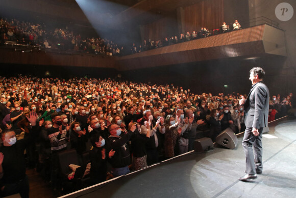 Exclusif - Laurent Gerra salut le public à la fin de son spectacle "Sans Modération", Salle Pleyel à Paris le 08 janvier 2022 © Bertrand Rindoff Petroff / Bestimage 