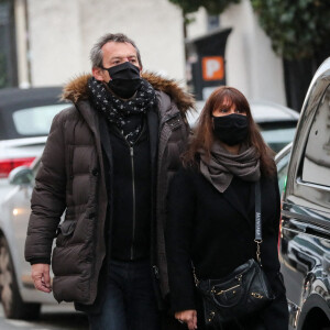 Jean-Luc Reichmann et sa femme Nathalie - Arrivées - Cérémonie religieuse en hommage au joueur Christophe Dominici en l'église Saint-Cécile à Boulogne-Billancourt le 2 décembre 2020  