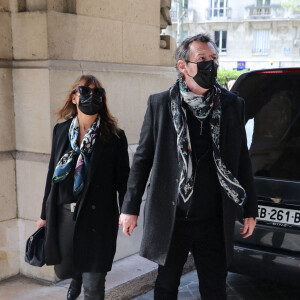 Jean-Luc Reichmann et sa femme Nathalie - Arrivées aux obsèques de Yves Rénier en l'église Saint-Pierre de Neuilly-sur-Seine. Le 30 avril 2021  