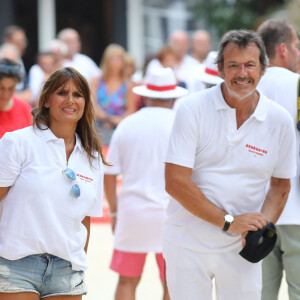 Jean-Luc Reichmann et sa femme Nathalie lors du trophée de pétanque "Sénéquier 209" sur la place des Lices à Saint-Tropez, Côte d'Azur, France, le 22 août 2019.