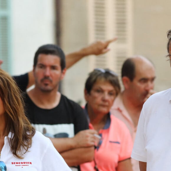 Jean-Luc Reichmann et sa femme Nathalie lors du trophée de pétanque "Sénéquier 209" sur la place des Lices à Saint-Tropez, Côte d'Azur, France, le 22 août 2019.