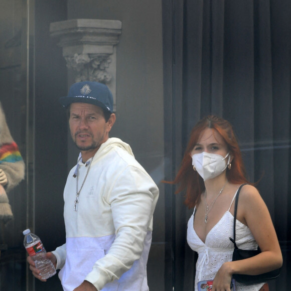 Exclusif - Mark Wahlberg fait du shopping avec sa fille Ella Rae à Beverly Hills le 20 aout 2021.  Beverly Hills