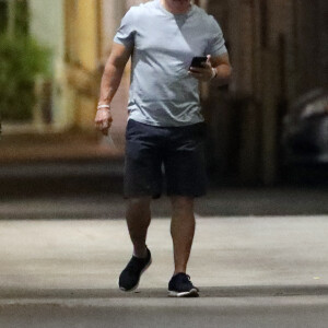 Exclusif - Mark Wahlberg, 10 kilos en plus pour les besoins de son rôle dans le film "Father Stu", aperçu avec des amis à Los Angeles, le 18 mai 2021. 