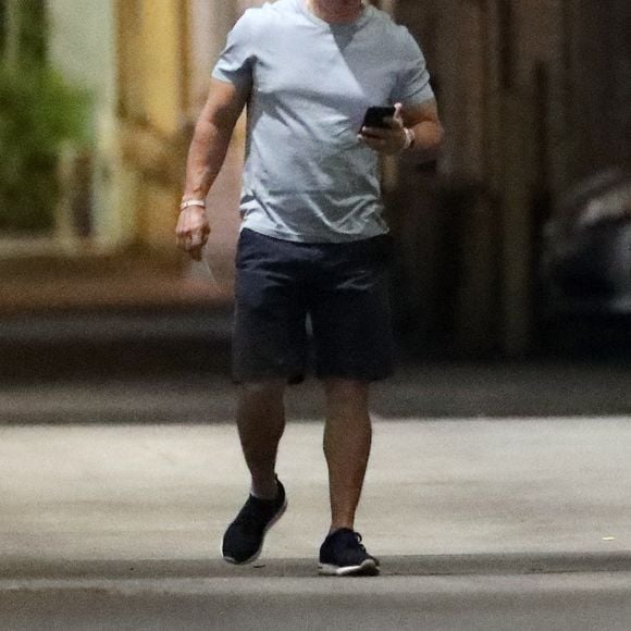 Exclusif - Mark Wahlberg, 10 kilos en plus pour les besoins de son rôle dans le film "Father Stu", aperçu avec des amis à Los Angeles, le 18 mai 2021. 