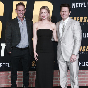Peter Berg, Iliza Shlesinger, Mark Wahlberg à la première du film "Spenser Confidential" à Los Angeles, le 27 février 2020.