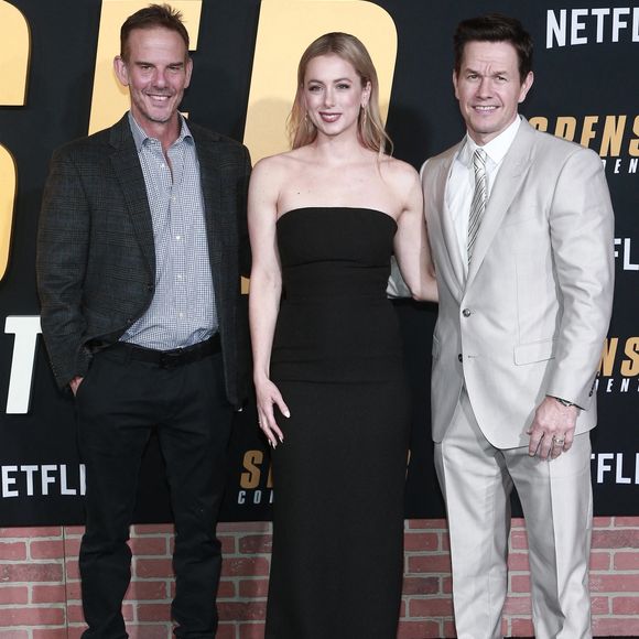 Peter Berg, Iliza Shlesinger, Mark Wahlberg à la première du film "Spenser Confidential" à Los Angeles, le 27 février 2020.