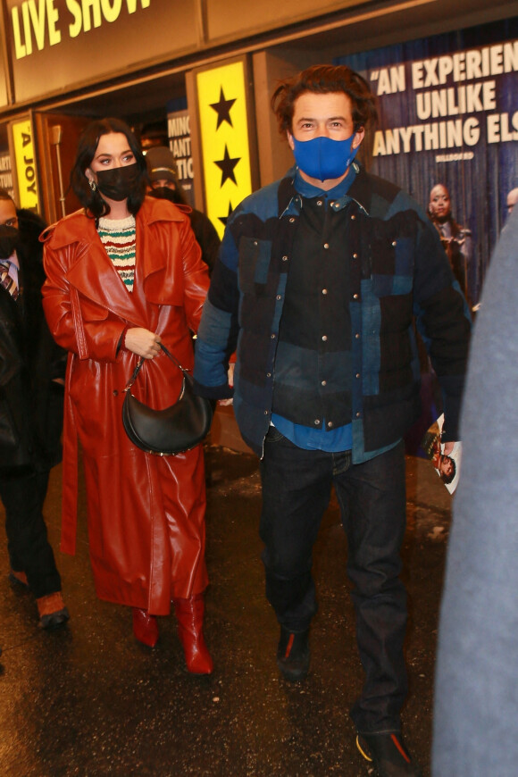Katy Perry et son fiancé Orlando Bloom à la sortie du St. James Theatre où ils ont été voir "David Byrne's American Utopia" à New York, le 30 janvier 2022.