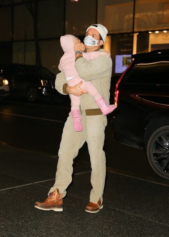 Orlando Bloom, sa compagne Katy Perry et leur fille Daisy se rendent dans le magasin de jouets "Fao Schwarz" à New York le 28 janvier 2022. 