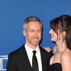 Anne Hathaway et son mari Adam Shulman assistent à l'avant-première de la comédie musicale "The Music Man" au Winter Garden Theatre à New York le 10 février 2022.